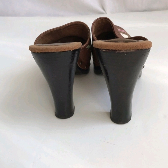 Stylish Brown Leather Clogs with Pink Floral Design - Picture 10 of 12